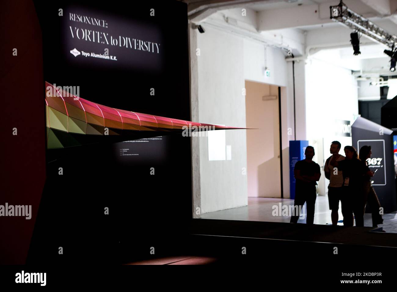 Les visiteurs voient le Vortex à la diversité à l'exposition Fuorisalone dans le superstudio de Milan, en Italie, sur 8 juin 2022. (Photo par Mairo Cinquetti/NurPhoto) Banque D'Images