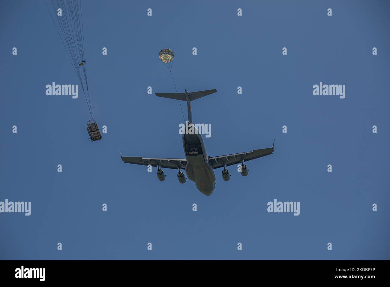 Le C-17 de la US Air Force, du 204th e Escadron de transport aérien et du 535th e Escadron de transport aérien de la base conjointe Pearl Harbour-Hickam, effectue une chute d’air de humvee sur le terrain d’entraînement de Pohakuloa, le 1 novembre 2022. Des exercices de formation réalistes, comme JPMRC 23-01, renforcent les relations de défense, favorisent l'interopérabilité multinationale, augmentent la préparation des États-Unis, Et renforcer le réseau régional unifié d’énergie terrestre qui soutient une Indo-Pacifique libre et ouverte. (É.-U. Photo de l'armée par le Sgt. Daniel proprement dit, 25th Division d'infanterie) Banque D'Images