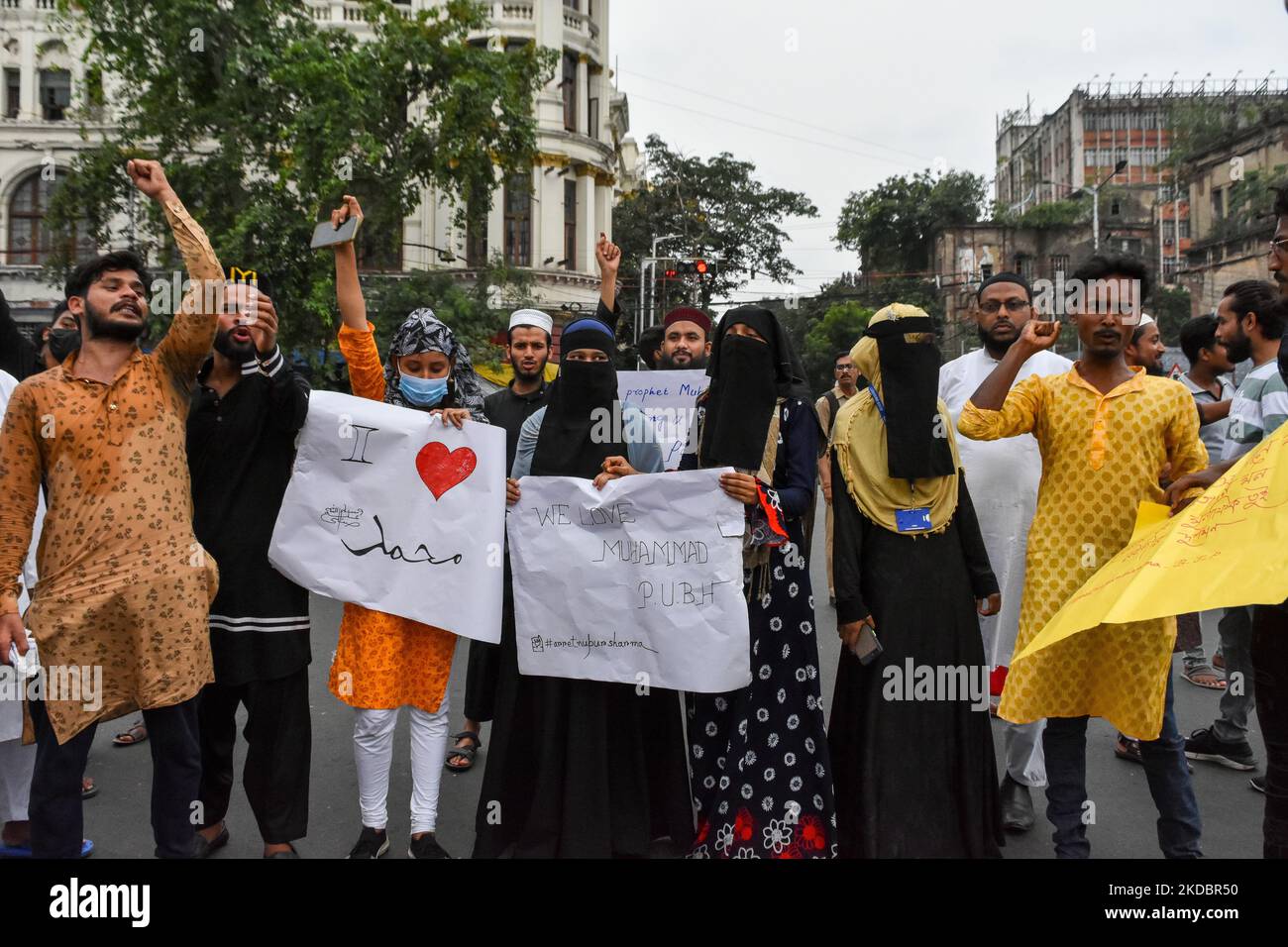 Diverses associations étudiantes islamiques ont pris un rassemblement de protestation à Kolkata (Inde) le 8 juin 2022 contre le chef du BJP Nupur Sharma à la suite de son commentaire contre le prophète Mahomet , qui a suscité l'indignation internationale contre le gouvernement indien et le BJP selon les médias . (Photo par Debarchan Chatterjee/NurPhoto) Banque D'Images