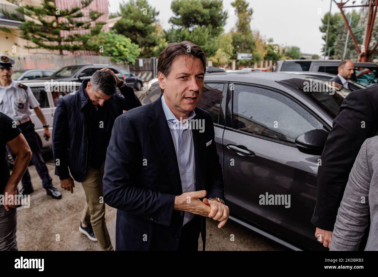 Arrivée de l'ancien Premier ministre, Giuseppe Conte, à l'appui de la candidature de Drago, sur la Piazza Gramsci à Molfetta, le 9 juin 2022. La campagne électorale de Lillino Drago, l'un des quatre candidats de la mairie de Molfetta, s'est tenue aujourd'hui sur la Piazza Gramsci. Invité spécial de cette dernière réunion, pour soutenir la candidature de Drago, Giuseppe Conte, ancien président du conseil et représentant national du mouvement 5 étoiles. (Photo par Davide Pischettola/NurPhoto) Banque D'Images