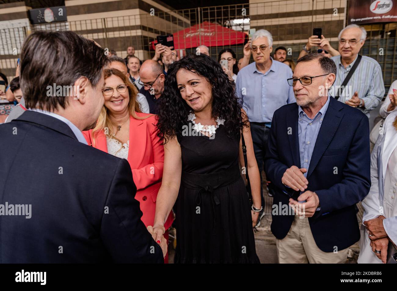 L'ancien Premier ministre, Giuseppe Conte, en faveur de la candidature de Drago, salue l'adjoint Francesca Galizia sur la Piazza Gramsci à Molfetta le 9 juin 2022. La campagne électorale de Lillino Drago, l'un des quatre candidats de la mairie de Molfetta, s'est tenue aujourd'hui sur la Piazza Gramsci. Invité spécial de cette dernière réunion, pour soutenir la candidature de Drago, Giuseppe Conte, ancien président du conseil et représentant national du mouvement 5 étoiles. (Photo par Davide Pischettola/NurPhoto) Banque D'Images