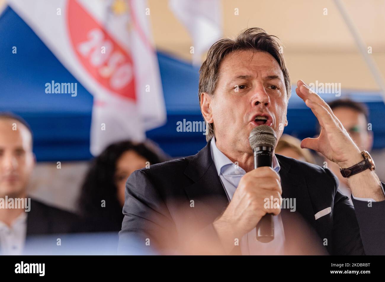 L'ancien Premier ministre Giuseppe Conte soutient la candidature de Lillino Drago au poste de maire, lors du rassemblement sur la Piazza Gramsci à Molfetta sur 9 juin 2022. La campagne électorale de Lillino Drago, l'un des quatre candidats de la mairie de Molfetta, s'est tenue aujourd'hui sur la Piazza Gramsci. Invité spécial de cette dernière réunion, pour soutenir la candidature de Drago, Giuseppe Conte, ancien président du conseil et représentant national du mouvement 5 étoiles. (Photo par Davide Pischettola/NurPhoto) Banque D'Images