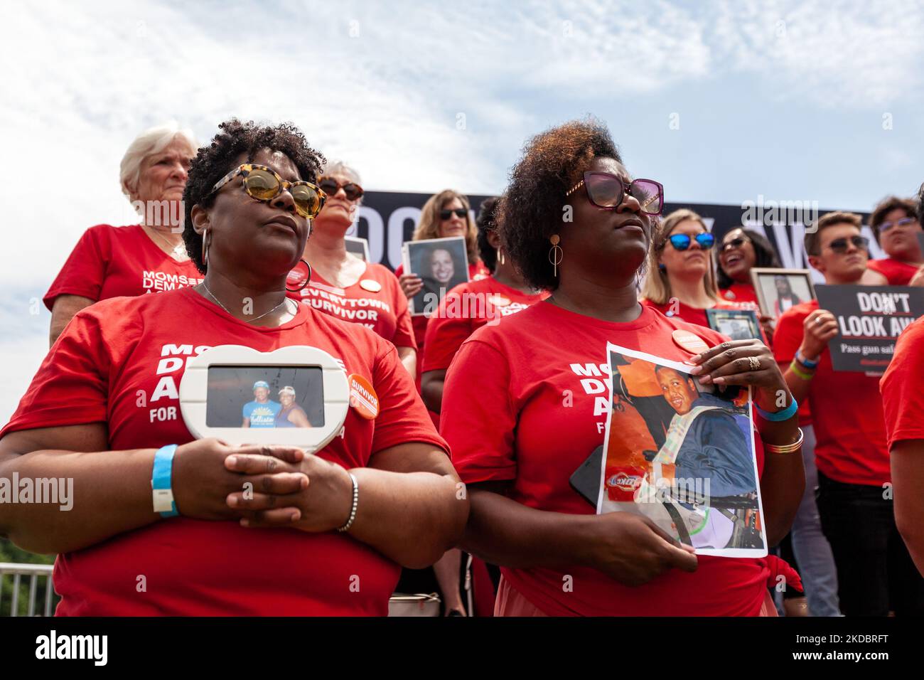 Les mères tiennent des photos d'enfants perdus lors d'une manifestation contre la violence par les armes à feu au Capitole des États-Unis, organisé par Everytown for Gun Safety. Les manifestants ont exigé que le Congrès agisse pour réduire la violence par les armes à feu en adoptant plusieurs réformes soutenues par une majorité écrasante d'Américains, y compris des contrôles universels des antécédents et une interdiction des armes d'assaut. (Photo d'Allison Bailey/NurPhoto) Banque D'Images