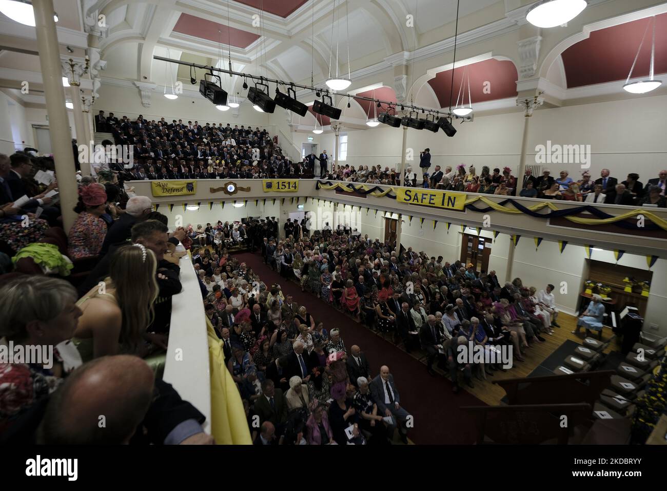 Hawick, Royaume-Uni. 09 juin 2022. Un hôtel de ville rempli se prépare à apprécier le Color Bussin, ainsi que des chanteurs et des invités d'honneur le Hawick Common Riding est le premier des Border Common circonscriptions et célèbre la capture d'un drapeau anglais, Par la jeunesse de Hawick à l'escarmouche militaire de Hornshole en 1514 et l'ancienne coutume de monter les marches ou les limites de la terre commune. (Photo de Rob Gray/NurPhoto) Banque D'Images