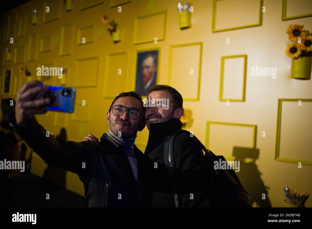 Les gens prennent part à l'exposition immersive de l'expérience « Beyond Van Gogh » de Vincent Van Gogh, qui rassemble ses plus importants morceaux d'art, à Bogota, en Colombie, 9 juin 2022. (Photo par Sebastian Barros/NurPhoto) Banque D'Images