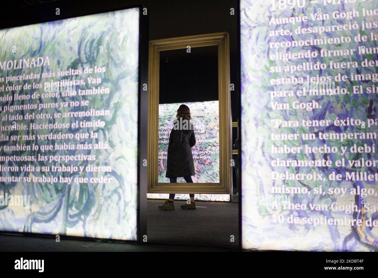 Les gens prennent part à l'exposition immersive de l'expérience « Beyond Van Gogh » de Vincent Van Gogh, qui rassemble ses plus importants morceaux d'art, à Bogota, en Colombie, 9 juin 2022. (Photo par Sebastian Barros/NurPhoto) Banque D'Images