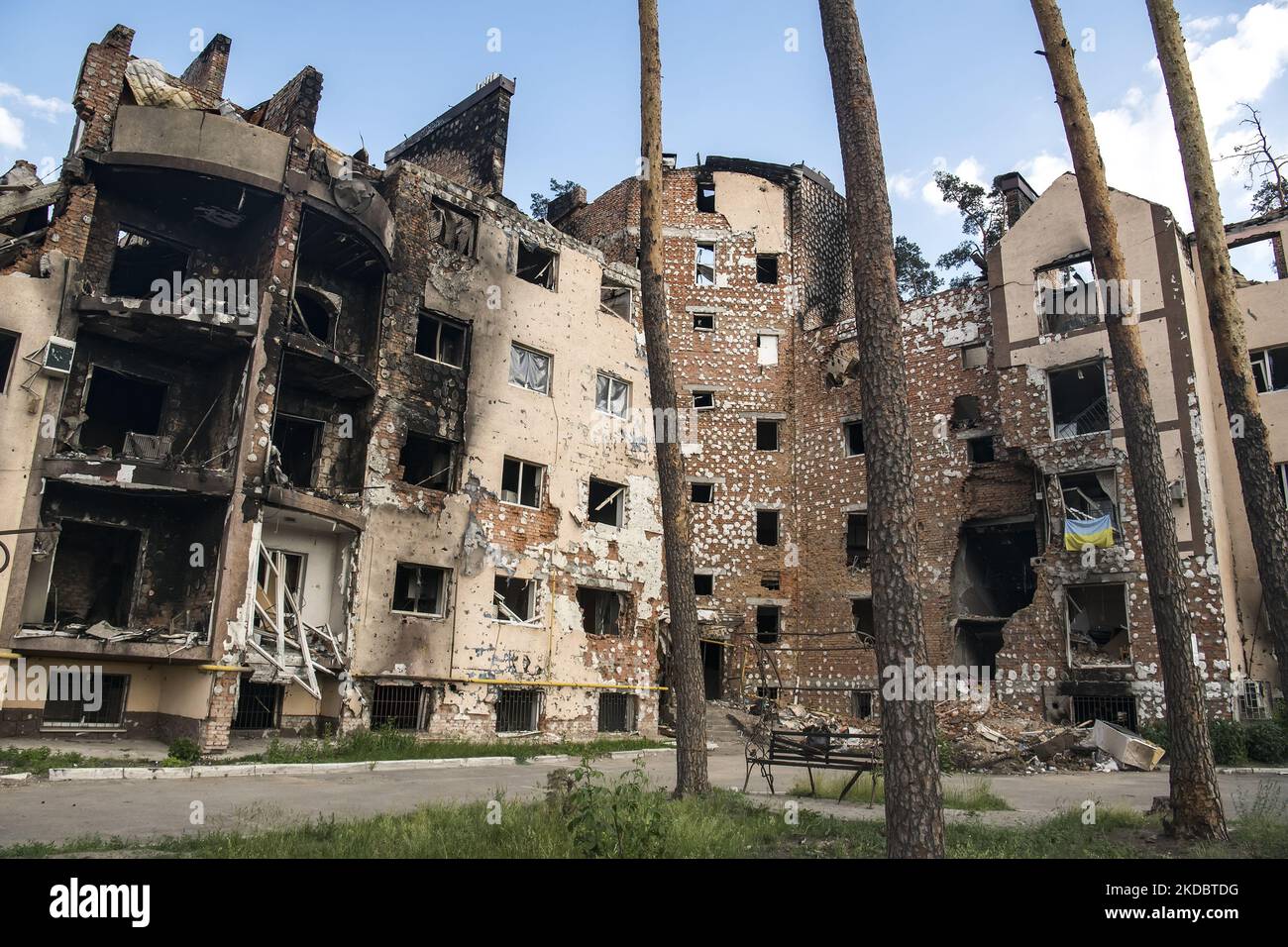 Maisons d'appartements détruites lors de l'invasion de l'Ukraine par la Russie dans la ville d'Irpin près de Kiev, Ukraine, 09 juin 2022 (photo de Maxym Marusenko/NurPhoto) Banque D'Images