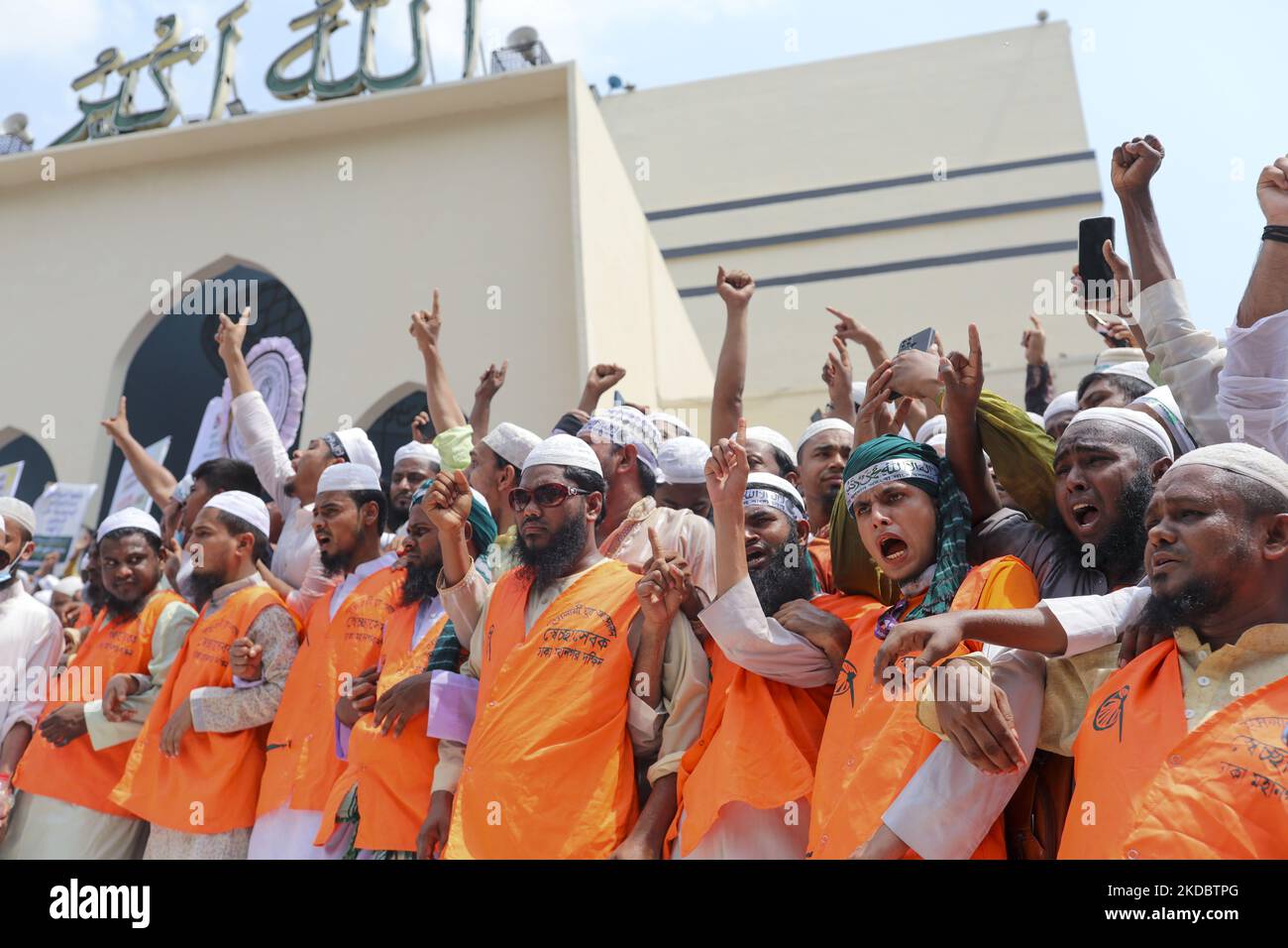 Manifestation de dévot musulmane bangladaise contre le prophète insultant Muhammad par le chef indien du BJP, après un front de jummah de la mosquée Baitul Mukarram à Dhaka, au Bangladesh, sur 10 juin 2022. (Photo de Kazi Salahuddin Razu/NurPhoto) Banque D'Images