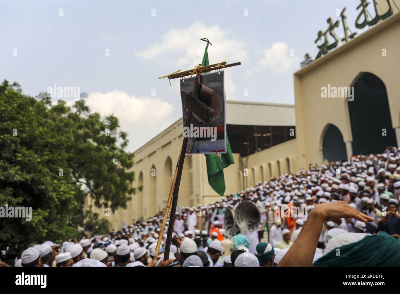 Manifestation de dévot musulmane bangladaise contre le prophète insultant Muhammad par le chef indien du BJP, après un front de jummah de la mosquée Baitul Mukarram à Dhaka, au Bangladesh, sur 10 juin 2022. (Photo de Kazi Salahuddin Razu/NurPhoto) Banque D'Images