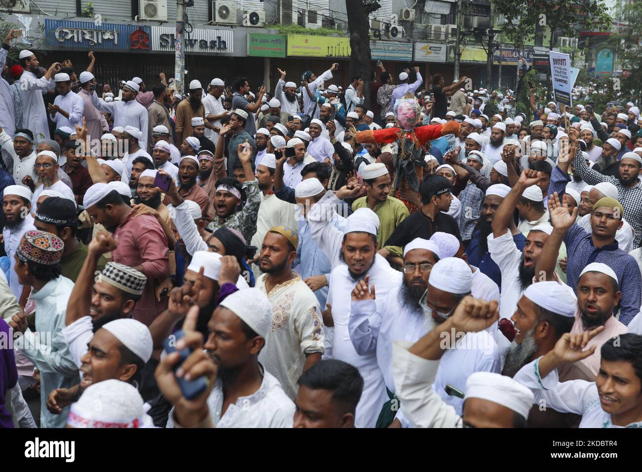 Manifestation de dévot musulmane bangladaise contre le prophète insultant Muhammad par le chef indien du BJP, après un front de jummah de la mosquée Baitul Mukarram à Dhaka, au Bangladesh, sur 10 juin 2022. (Photo de Kazi Salahuddin Razu/NurPhoto) Banque D'Images