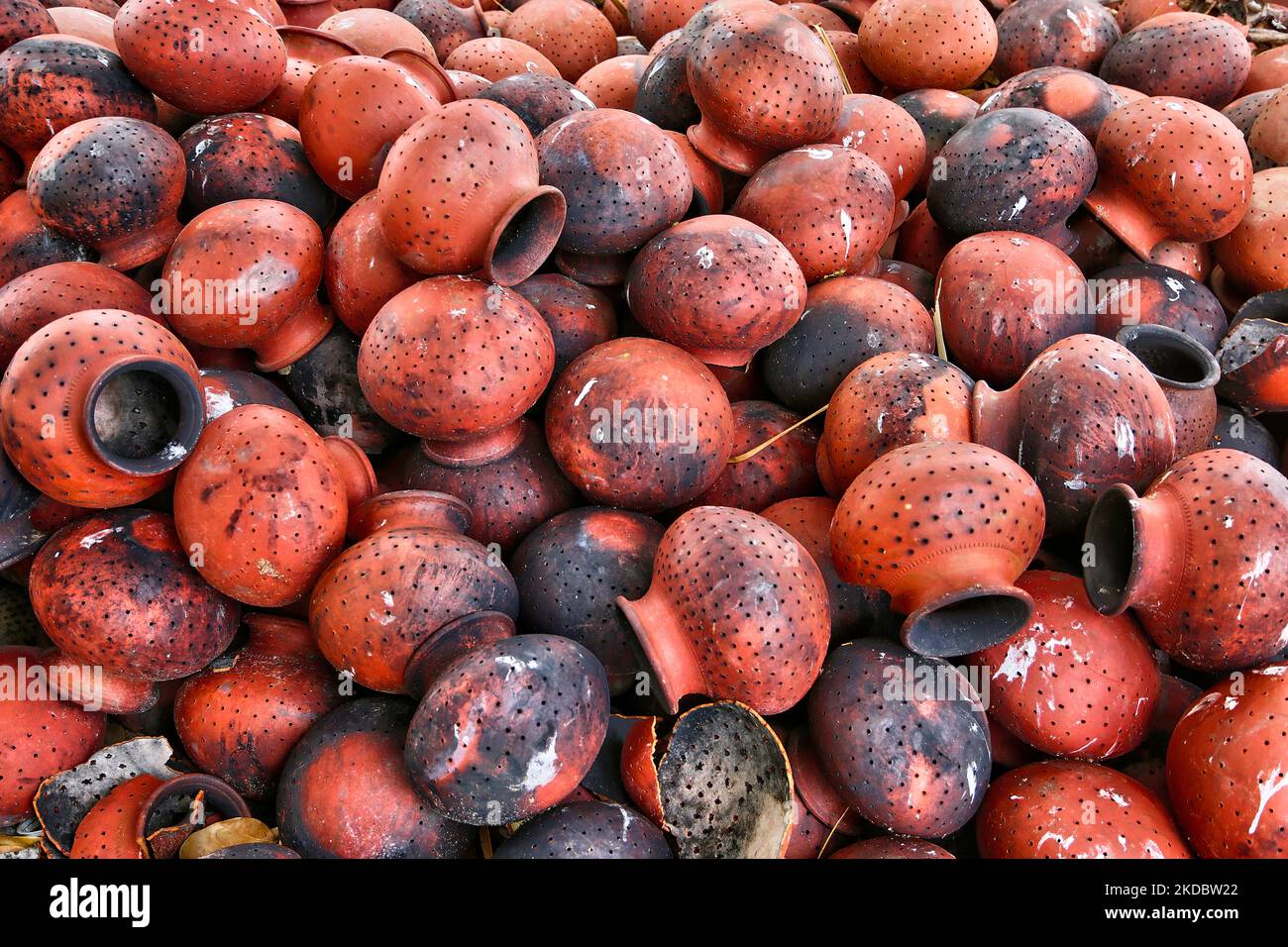 Des centaines de pots d'argile utilisés par des dévotés hindous tamouls pour porter le feu sur leur tête pendant le festival Vaikasi Visakam Pongal Thiruvilla au temple Vattapalai Kannakki Amman à Mullaitivu, au Sri Lanka. Le temple Vattapalai Kannakki Amman (Vattapalai Kannaki Amman Kovil) est dédié à la déesse Kannikki Amma. Selon la légende de Karna, Kannaki de Madurai est arrivé au Sri Lanka et s'est reposé dans dix endroits différents. La dixième place qu'elle a visitée était Vattapalai. Vattapalai Amman est considéré comme une divinité de mythes, de mystères et de miracles. Vaikasi Visakam Pongal Thiruvilla est le festival principal, qui Banque D'Images