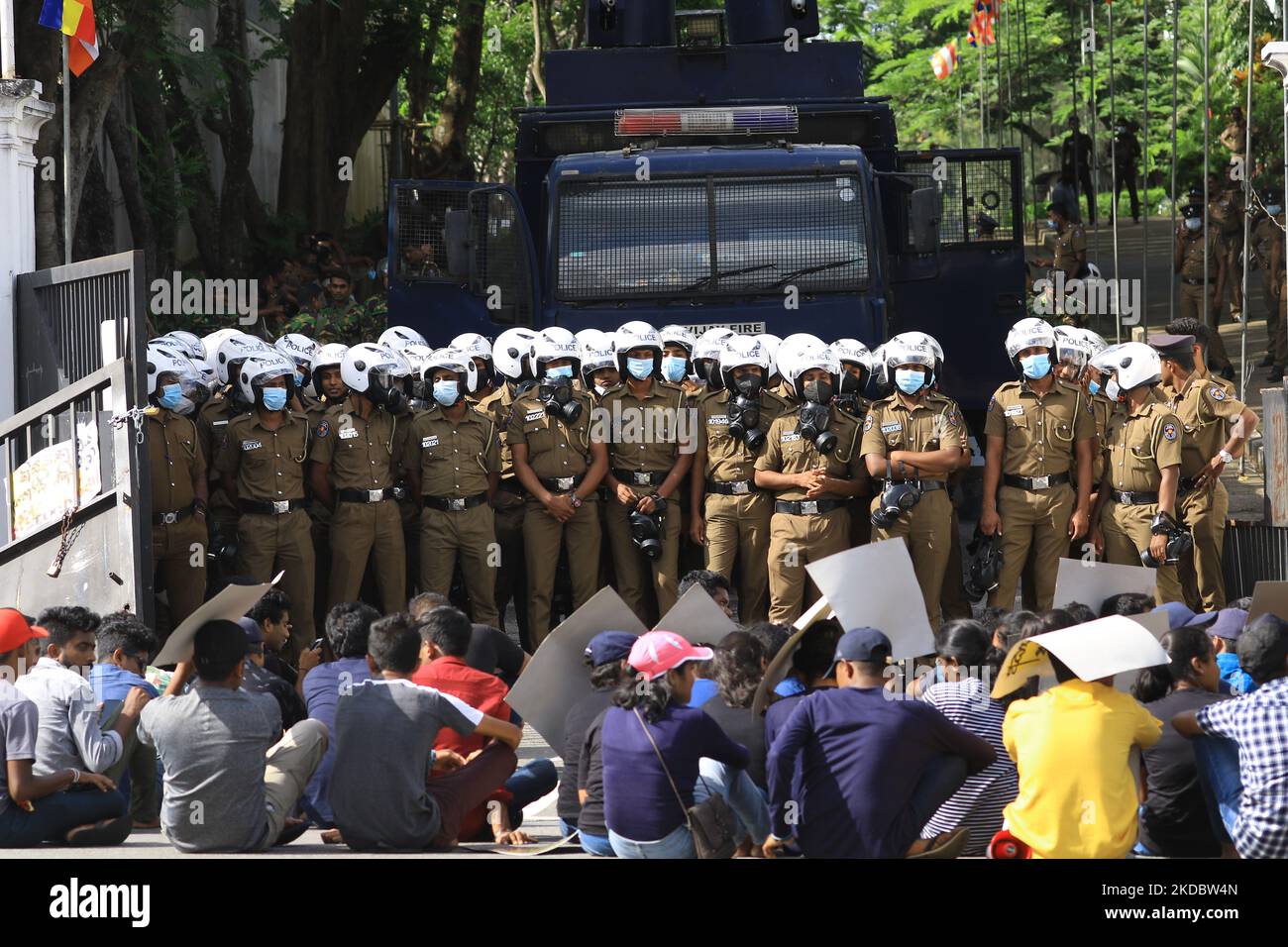 Des étudiants sri-lankais de premier cycle sont assis sur la route après avoir été attaqués par des gaz lacrymogènes par des policiers devant le Ministère de l'éducation lors d'une manifestation à Colombo, au Sri Lanka. 10 juin 2022. (Photo de Thharaka Basnayaka/NurPhoto) Banque D'Images