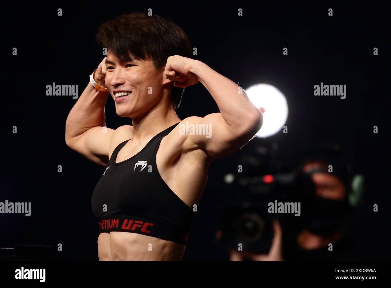 Zhang Weili, de Chine, réagit sur la balance lors des pesées UFC 275 au stade intérieur de Singapour sur 10 juin 2022 à Singapour. (Photo de Suhaimi Abdullah/NurPhoto) Banque D'Images