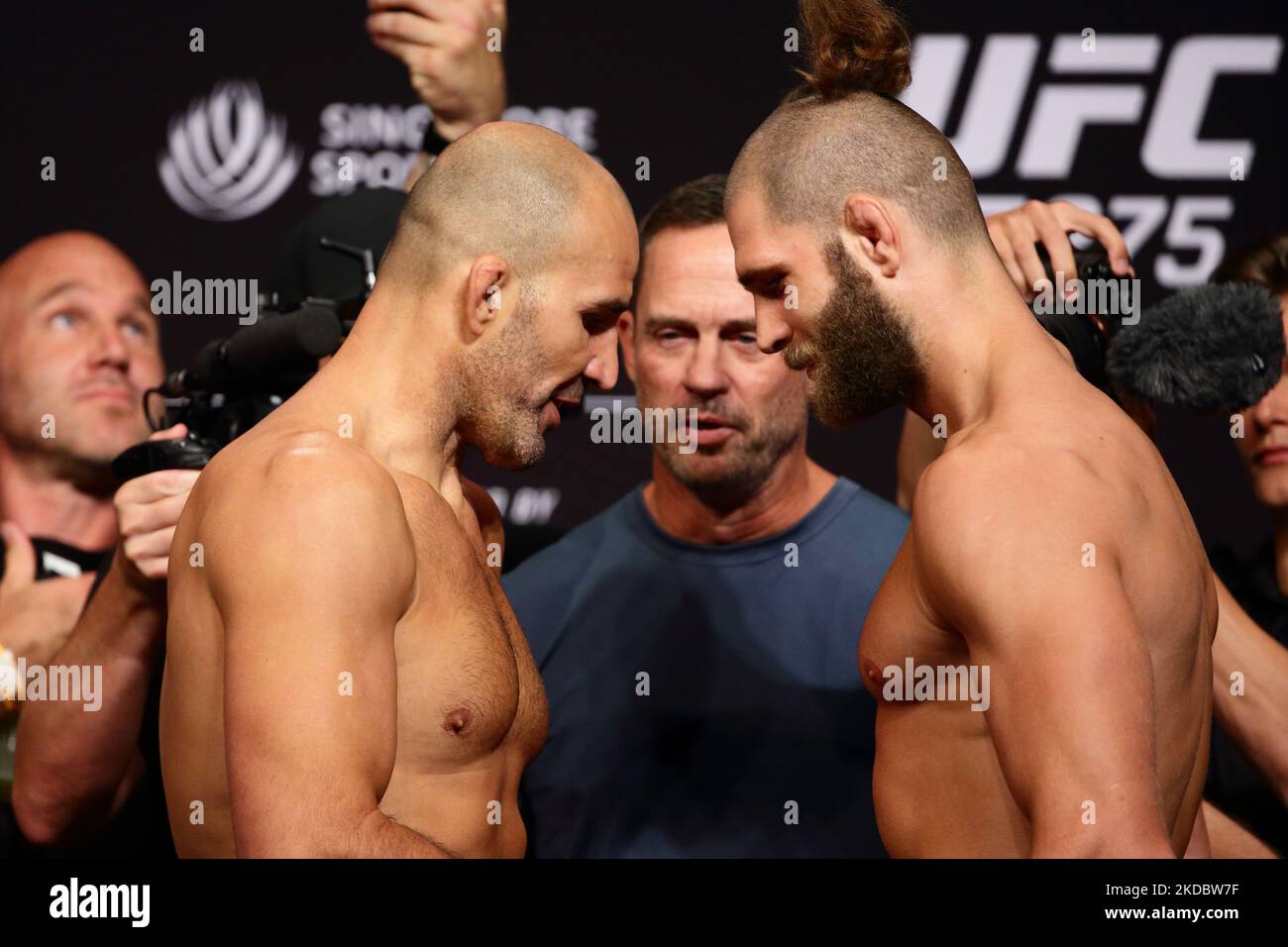 Glover Teixeira du Brésil (L) et Jiri Prochazka de la République tchèque (R) affrontent lors de l'UFC 275 Weigh-ins au stade intérieur de Singapour sur 10 juin 2022 à Singapour. (Photo de Suhaimi Abdullah/NurPhoto) Banque D'Images