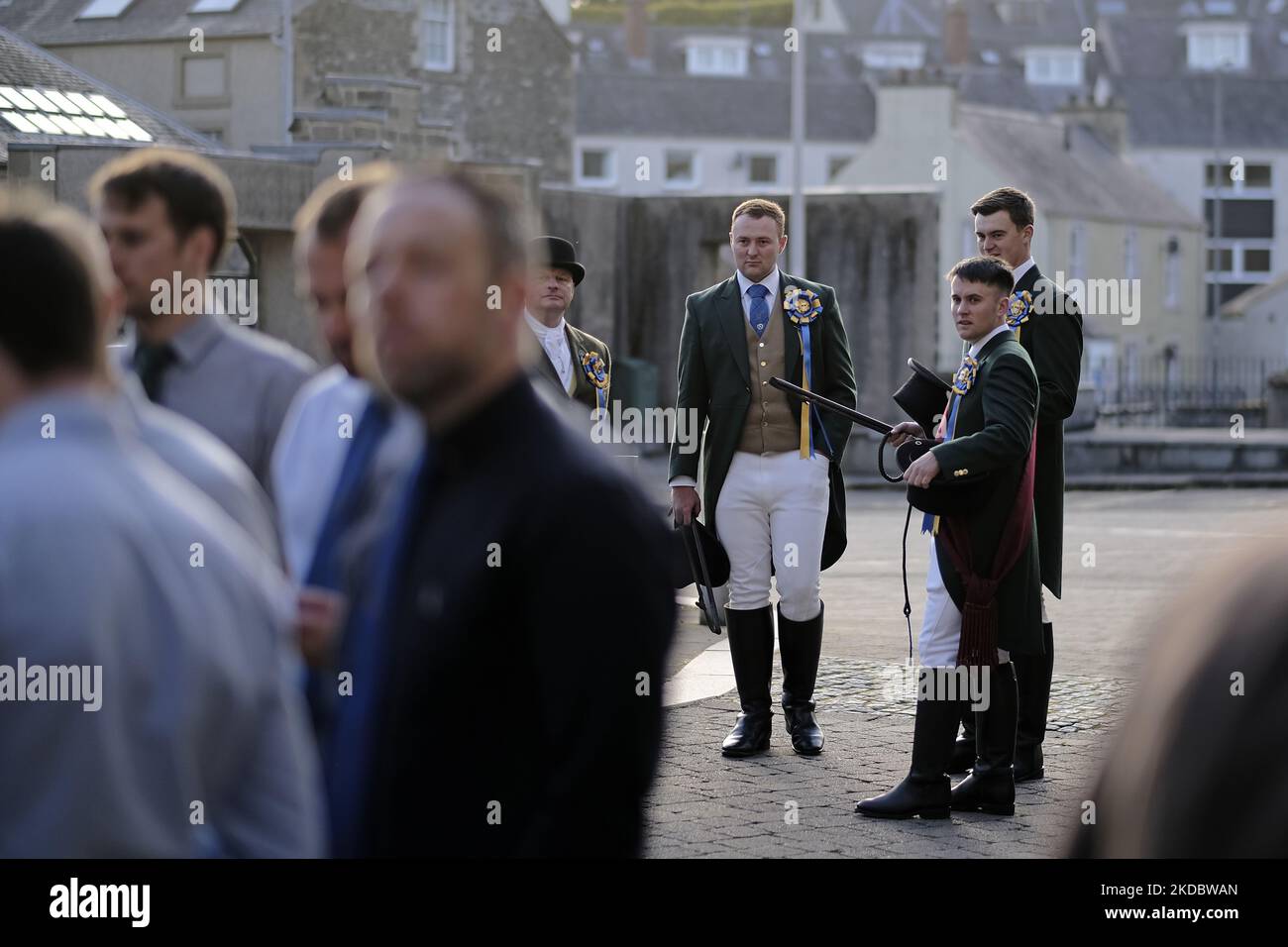 Hawick, Royaume-Uni. 10 juin 2022. Hawick Cornet 2022, Greig Middlemass avec l'homme droit, Connor Brunton [2019 Cornet] l'homme gauche, Gareth Renwick [2018 Cornet] et le père par intérim, Alan Brown attendent le début des fonctions cérémonielles du matin. La circonscription commune de Hawick est la première des circonscriptions communes frontalières et célèbre à la fois la capture d'un drapeau anglais, par les jeunes de Hawick à l'escarmouche militaire de Hornshole en 1514 et la coutume ancienne de l'équitation des marches ou des frontières de la terre commune. (Photo de Rob Gray/NurPhoto) Banque D'Images