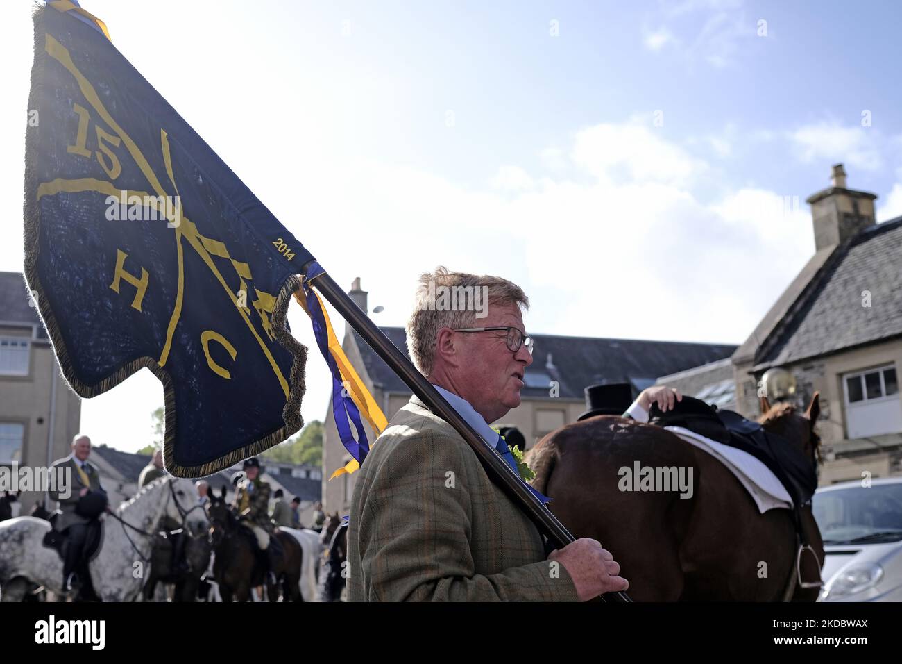 Hawick, Royaume-Uni. 10 juin 2022. 2022 Hawick Common Riding ex Cornet Ian Nichol, maître de cérémonie, porte le Banner Blue avant du remettre à Cornet Middlemass. La circonscription commune de Hawick est la première des circonscriptions communes frontalières et célèbre à la fois la capture d'un drapeau anglais, par les jeunes de Hawick à l'escarmouche militaire de Hornshole en 1514 et la coutume ancienne de l'équitation des marches ou des frontières de la terre commune. (Photo de Rob Gray/NurPhoto) Banque D'Images