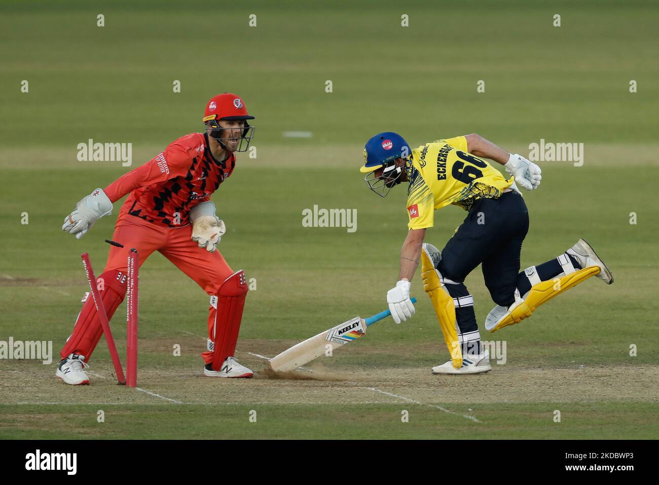 Phil Salt de Lancashire Lightning tente d'éliminer Ned Eckersley de Durham lors du match de Vitality Blast T20 entre le Durham County Cricket Club et Lancashire au Seat unique Riverside, Chester le 10th juin 2022. (Photo de will Matthews/MI News/NurPhoto) Banque D'Images