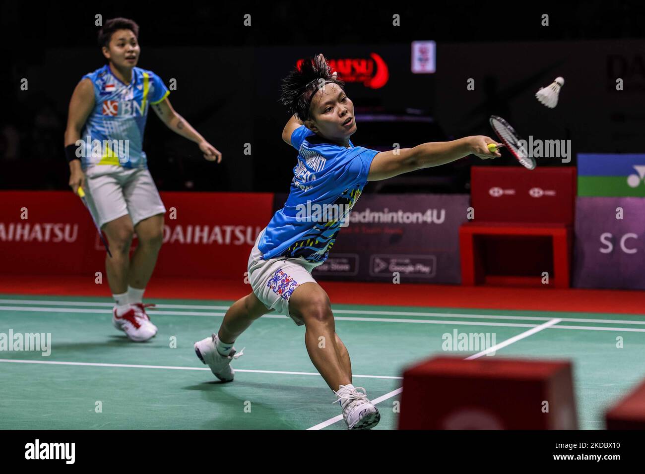 Siti Fadia Silva Ramadhanti et Apriyani Rahayu, de l'Indonésie, participent au double demi-finale des femmes contre Thinaah Muralitharan et PEarly Tan, de la Malaisie, le cinquième jour des Daihatsu Indonesia Masters à Istora Senayan sur 11 juin 2022 à Jakarta, en Indonésie. (Photo de Garry Lotulung/NurPhoto) Banque D'Images