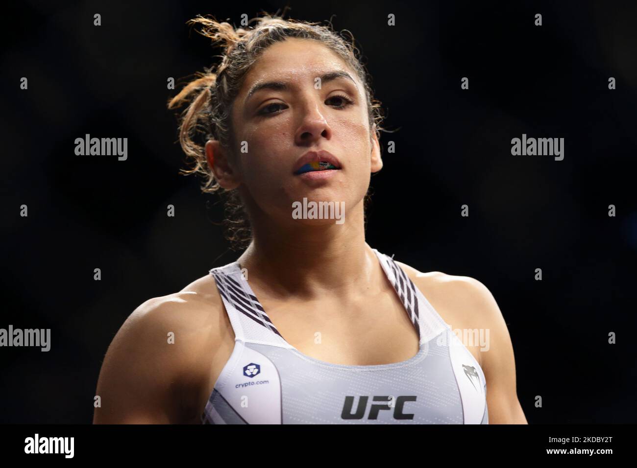 Silvana Gomez Juarez, de l'Argentine, entre dans l'octogone pour combattre avec Liang Na, de la Chine, dans le combat de poids-paille des femmes lors de l'événement UFC 275 au stade intérieur de Singapour sur 12 juin 2022 à Singapour. (Photo de Suhaimi Abdullah/NurPhoto) Banque D'Images