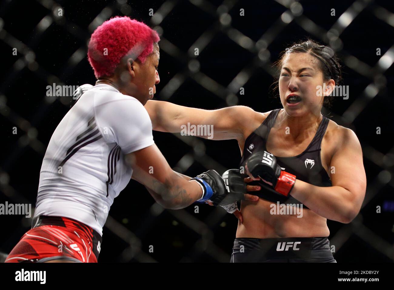 Joselyne Edwards, du Panama (L), combat Ramona Pascual, des États-Unis, lors de l’épreuve de poids plume des femmes, au cours de l’événement UFC 275 au stade intérieur de Singapour, sur 12 juin 2022, à Singapour. (Photo de Suhaimi Abdullah/NurPhoto) Banque D'Images