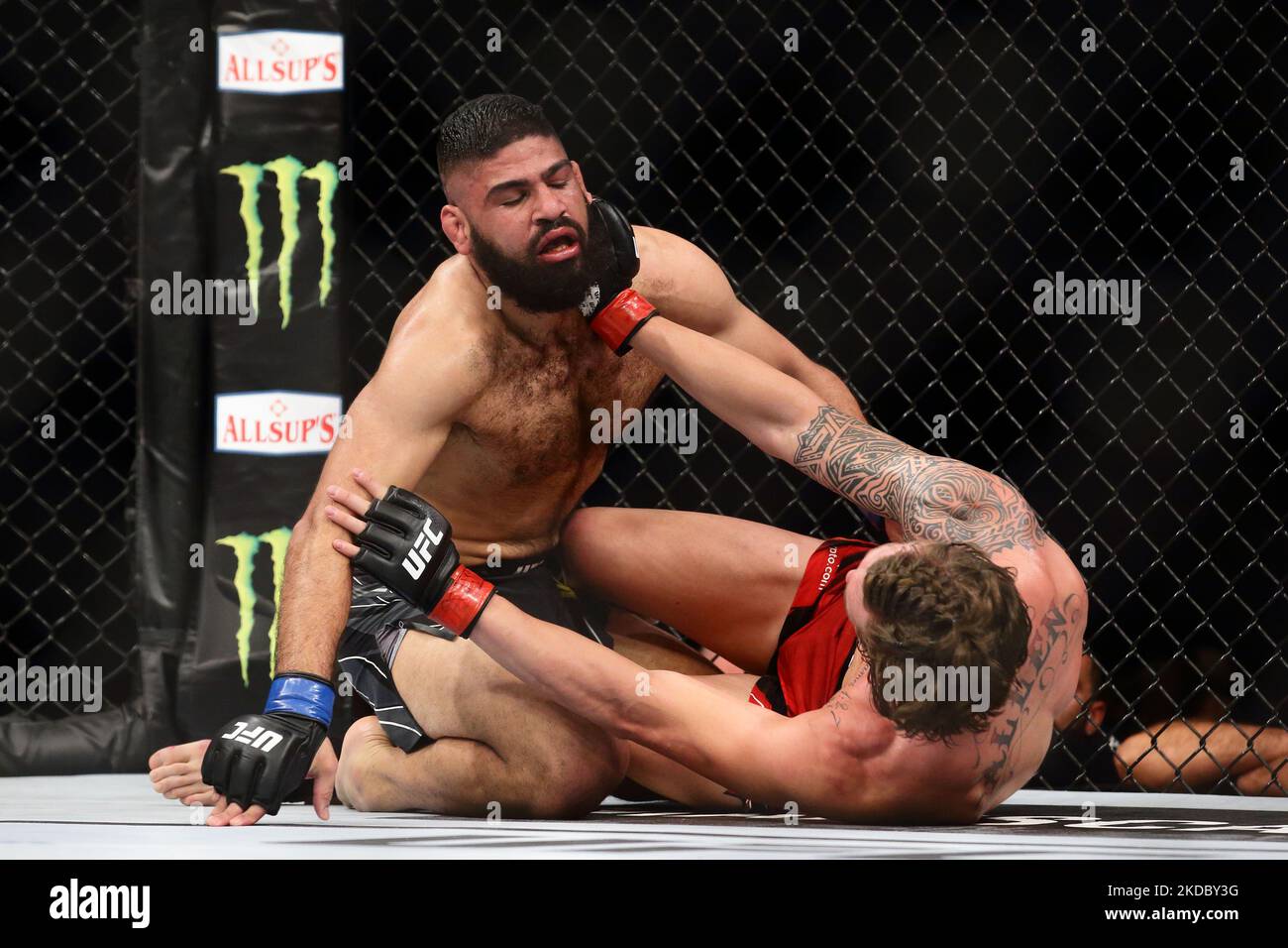 Brendan Allen des États-Unis (bas) combat Jacob Malkoun de l’Australie dans le cadre de l’épreuve masculine de poids moyen lors de l’événement UFC 275 au stade intérieur de Singapour sur 12 juin 2022 à Singapour. (Photo de Suhaimi Abdullah/NurPhoto) Banque D'Images