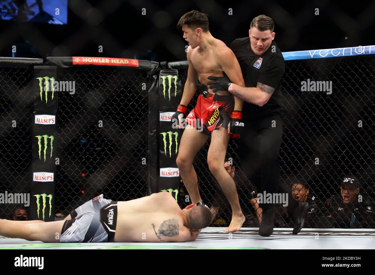 Maheshate de Chine (C)nréagit après avoir frappé Steve Garcia des États-Unis dans le combat léger des hommes lors de l'événement UFC 275 au stade intérieur de Singapour sur 12 juin 2022 à Singapour. (Photo de Suhaimi Abdullah/NurPhoto) Banque D'Images