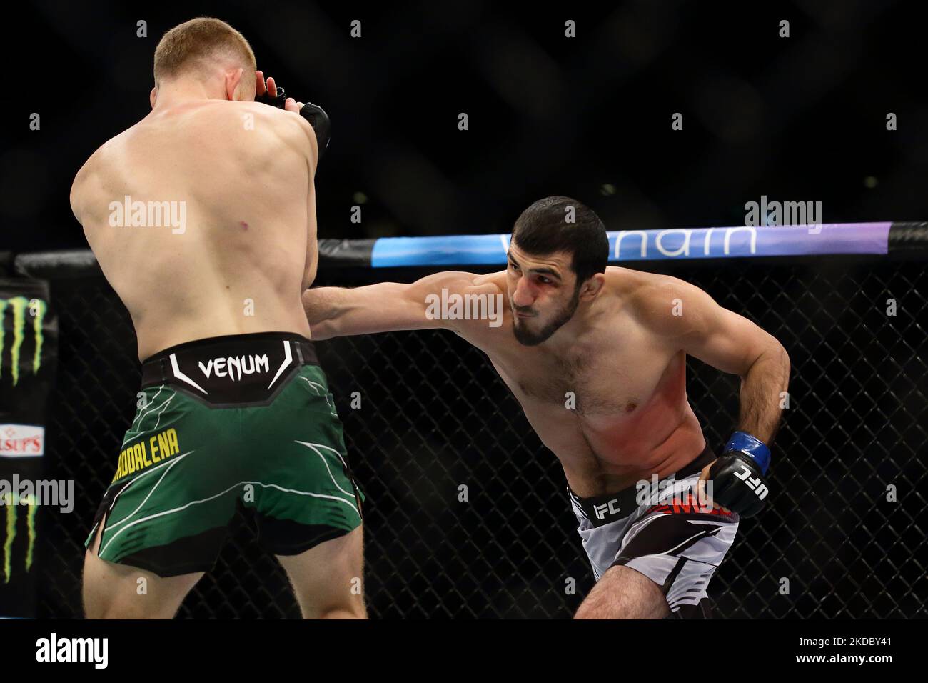 Jack Della Maddalena, d’Australie (L), combat Ramazan Emeev, de Russie, dans le cadre de l’affrontement de poids-corps masculin lors de l’événement UFC 275 au stade intérieur de Singapour sur 12 juin 2022, à Singapour. (Photo de Suhaimi Abdullah/NurPhoto) Banque D'Images