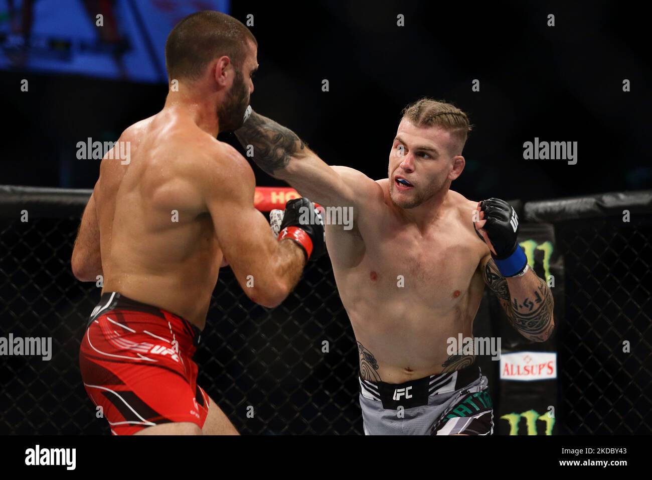 Jake Matthews, d’Australie (R), combat André Fialho, du Portugal, lors de l’épreuve de poids-corps masculin lors de l’événement UFC 275 au stade intérieur de Singapour, sur 12 juin 2022, à Singapour. (Photo de Suhaimi Abdullah/NurPhoto) Banque D'Images