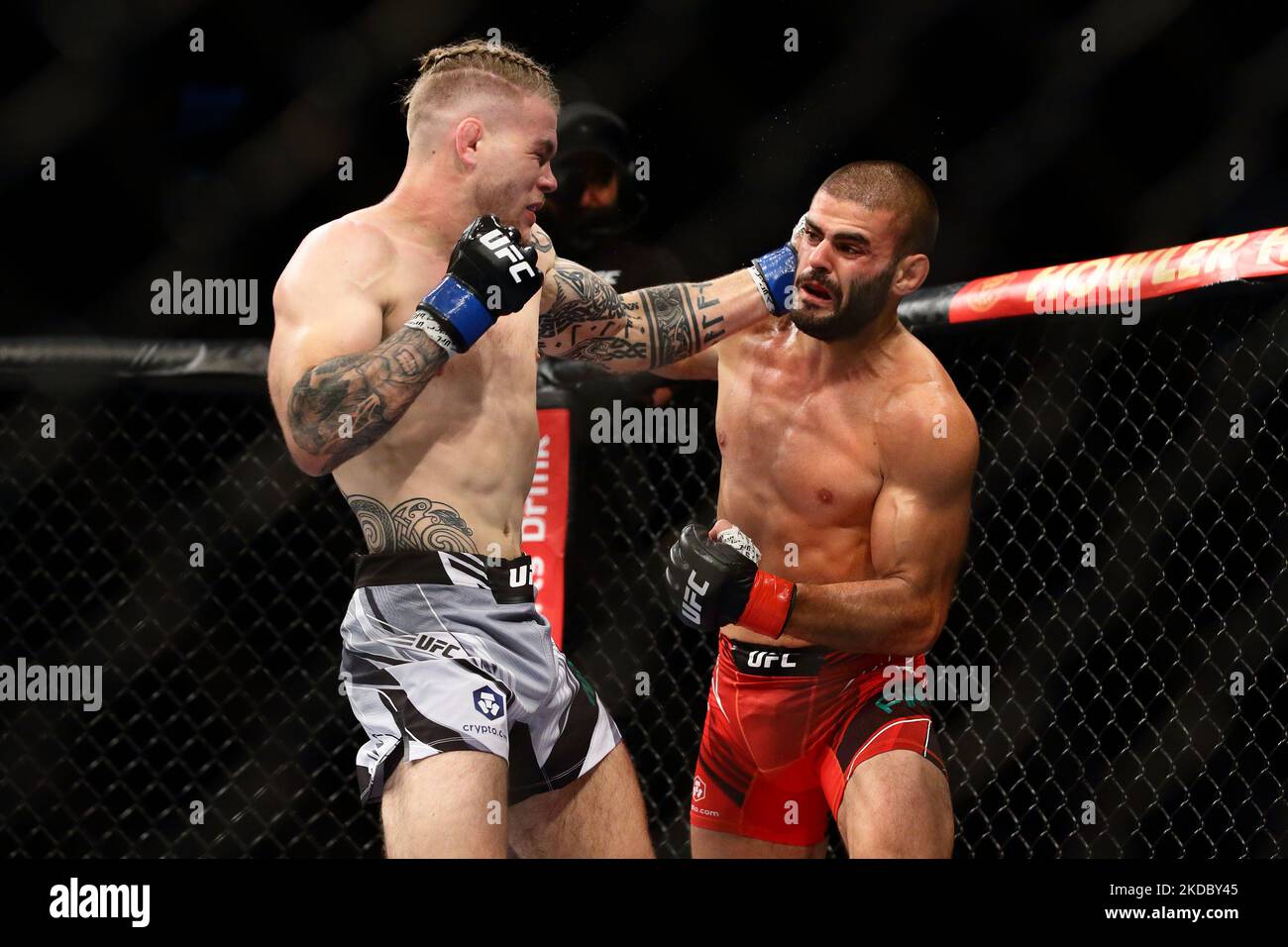 Jake Matthews, d’Australie (L), combat André Fialho, du Portugal, lors de l’épreuve de poids-corps masculin, lors de l’événement UFC 275 au stade intérieur de Singapour, sur 12 juin 2022, à Singapour. (Photo de Suhaimi Abdullah/NurPhoto) Banque D'Images