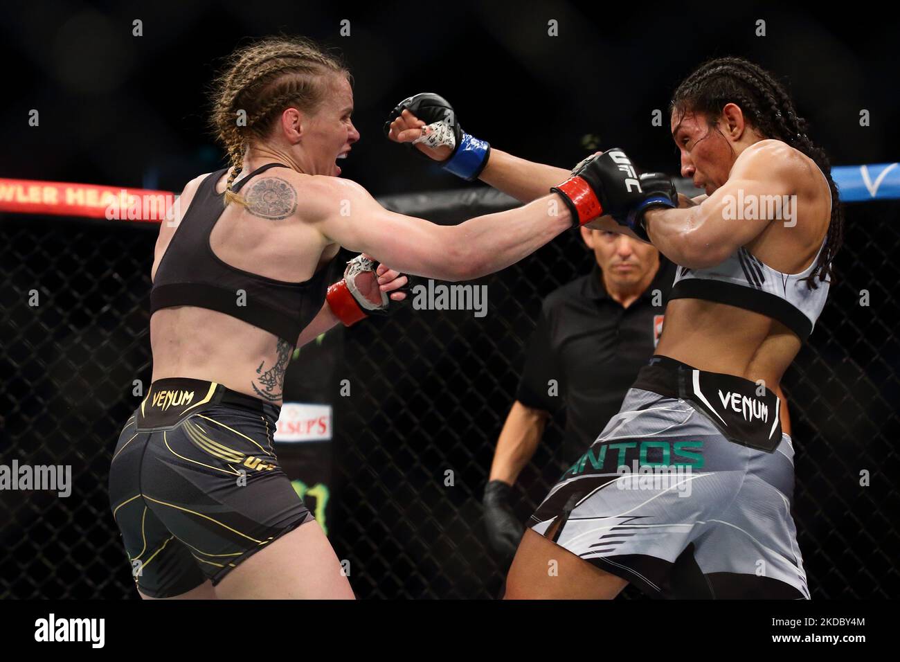 Valentina Shevchenko, du Kirghizistan (L), combat Taila Santos, du Brésil, dans le cadre du combat de femmes en poids de paille, lors de l’événement UFC 275 au stade intérieur de Singapour sur 12 juin 2022, à Singapour. (Photo de Suhaimi Abdullah/NurPhoto) Banque D'Images