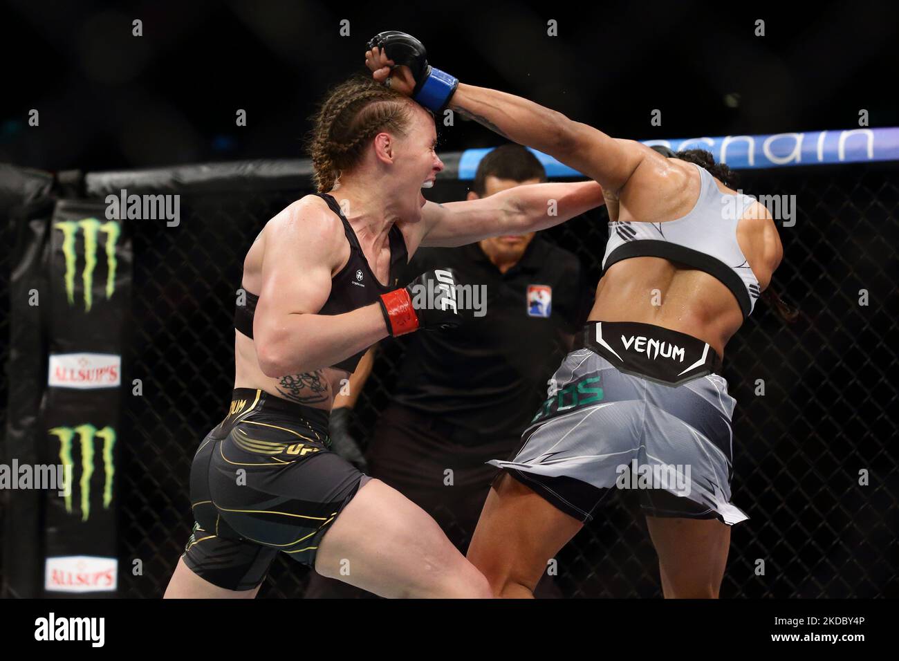 Valentina Shevchenko, du Kirghizistan (L), combat Taila Santos, du Brésil, dans le cadre du combat de femmes en poids de paille, lors de l’événement UFC 275 au stade intérieur de Singapour sur 12 juin 2022, à Singapour. (Photo de Suhaimi Abdullah/NurPhoto) Banque D'Images