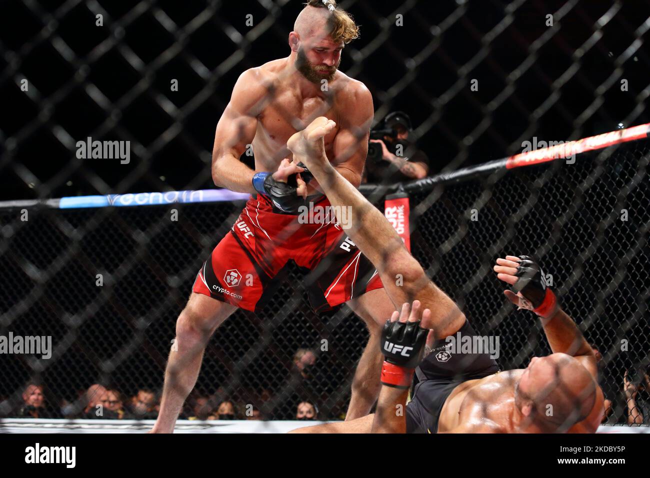 Jiri Prochazka de la République tchèque (L) combat Glover TeixeiraÂ du  Brésil dans le combat du titre poids lourd léger de la Menâ€™s lors de  l'événement UFC 275 au Stade intérieur de