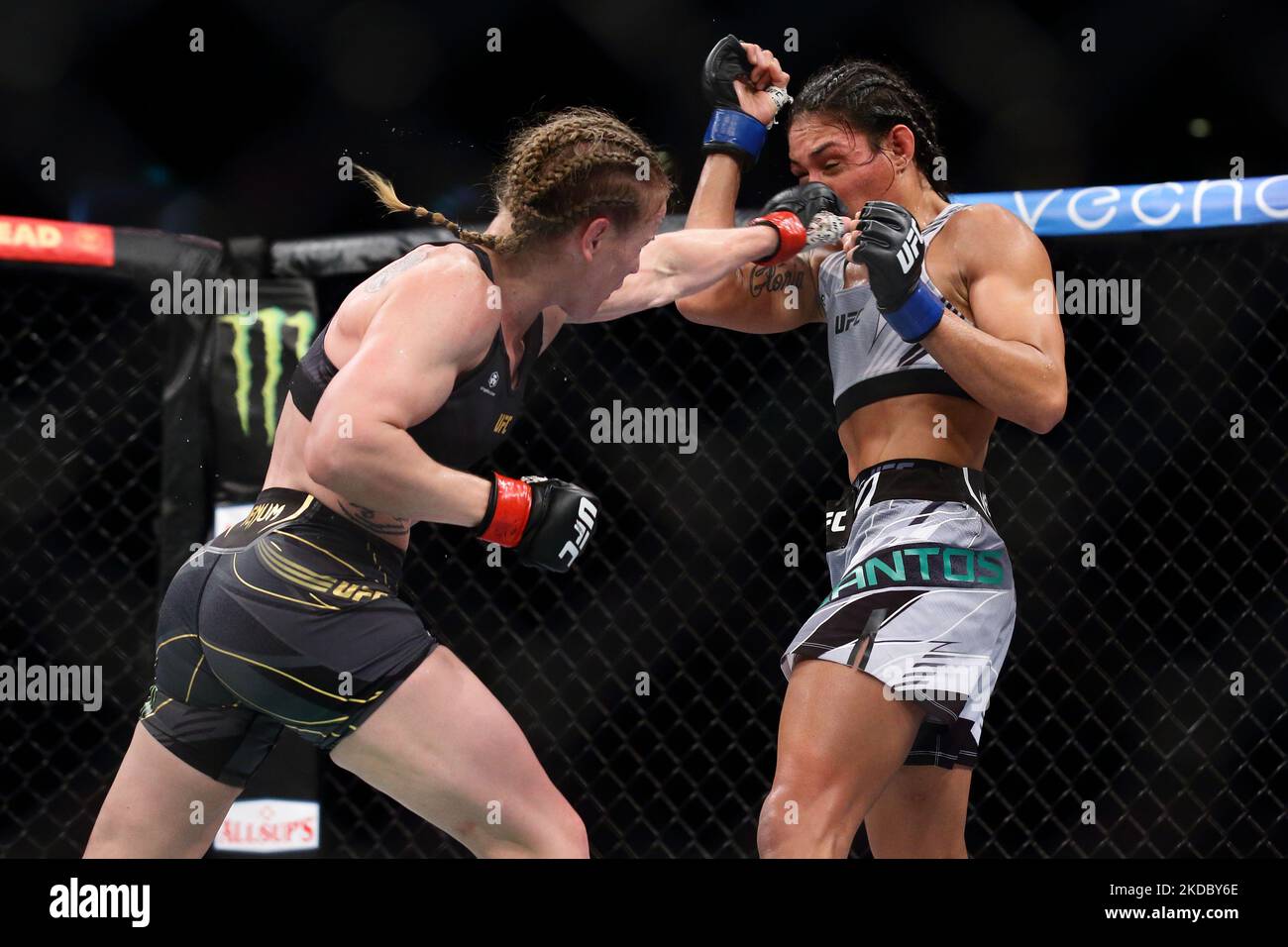 Valentina Shevchenko, du Kirghizistan (L), combat Taila Santos, du Brésil, dans le cadre du combat de femmes en poids de paille, lors de l’événement UFC 275 au stade intérieur de Singapour sur 12 juin 2022, à Singapour. (Photo de Suhaimi Abdullah/NurPhoto) Banque D'Images