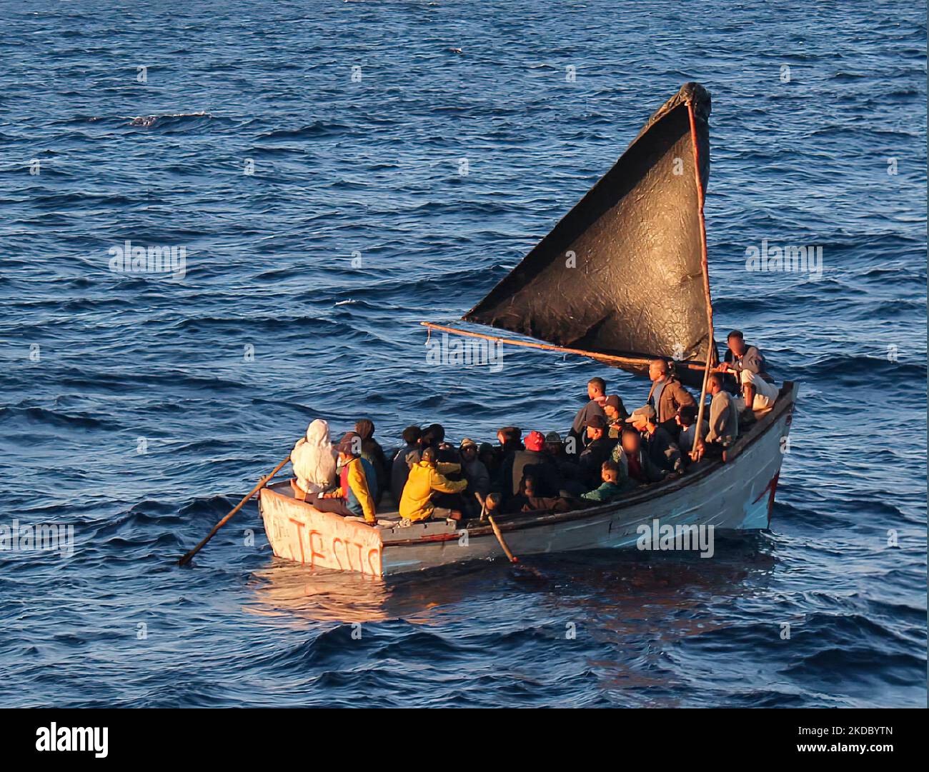 Voyage interdicté de migrants à environ 23 milles à l'est de Biscayne Bay, en Floride, le 25 octobre 2022. Le peuple a été rapatrié à Cuba le 28 octobre 2022. (É.-U. Photo de la Garde côtière) Banque D'Images