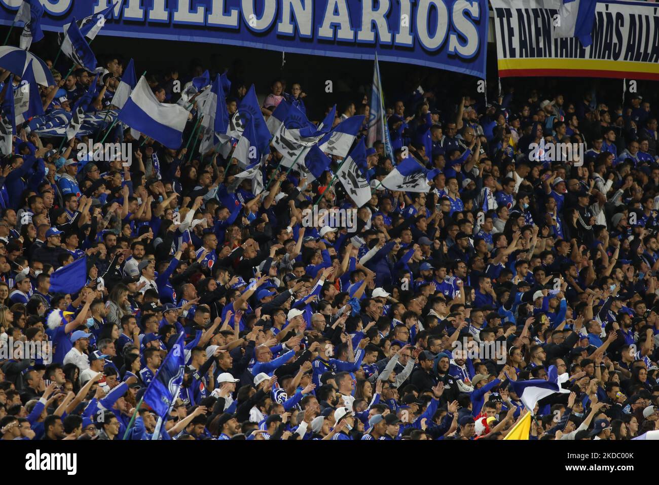 Les fans de Millonarios soutiennent leur équipe contre l'Atletico Nacional lors du match du 4 e match des demi-finales quadrilaculaires pour les Ligas BetPlay DIMAYOR I 2022 joué au stade Nemesio Camacho El Campin dans la ville de Bogota, en Colombie, sur 11 juin 2022. (Photo de Daniel Garzon Herazo/NurPhoto) Banque D'Images