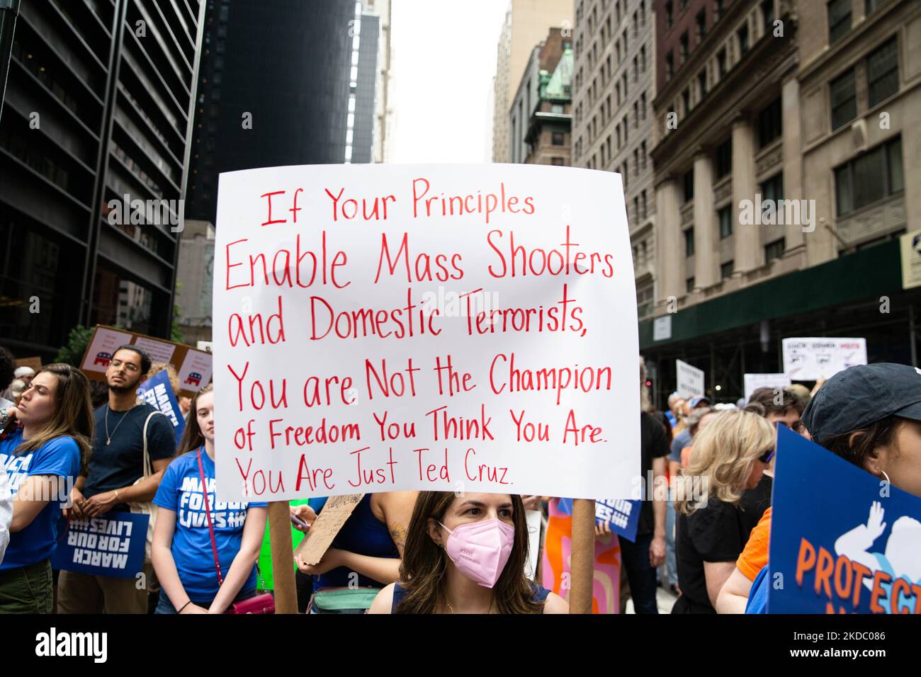 Des milliers de manifestants ont défilé de Cadman Plaza à travers le pont de Brooklyn jusqu'au centre-ville de Manhattan à New York au cours de la marche pour nos vies sur 11 juin 2022 appelant à la fin de la violence par les armes à feu. (Photo de Karla Ann Cote/NurPhoto) Banque D'Images