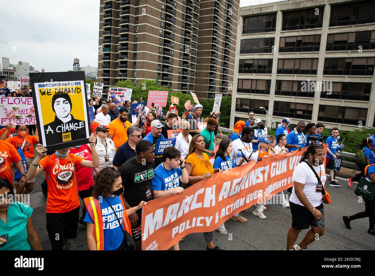 Des milliers de manifestants ont défilé de Cadman Plaza à travers le pont de Brooklyn jusqu'au centre-ville de Manhattan à New York au cours de la marche pour nos vies sur 11 juin 2022 appelant à la fin de la violence par les armes à feu. (Photo de Karla Ann Cote/NurPhoto) Banque D'Images