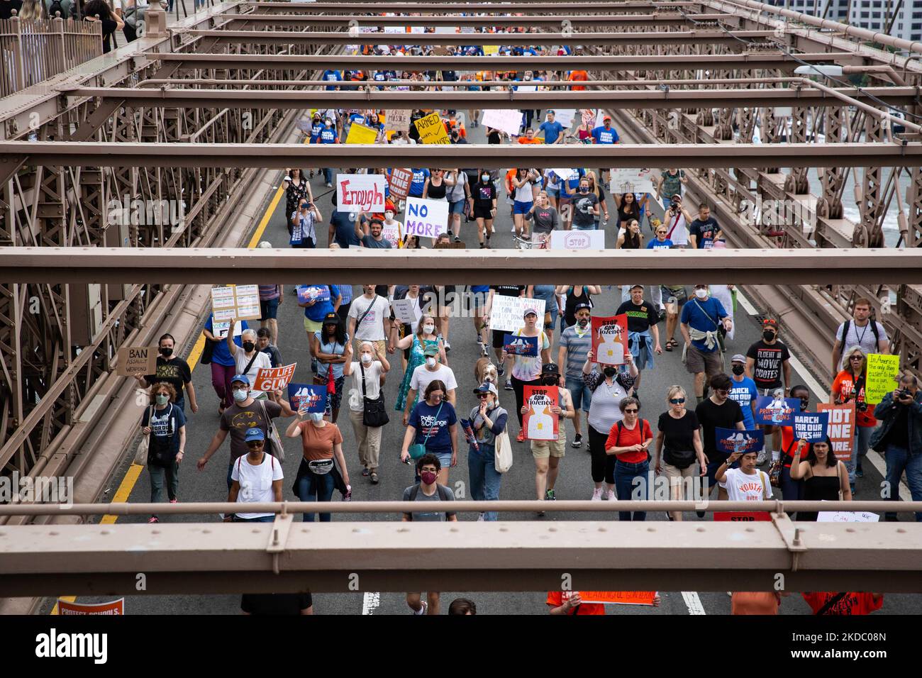 Des milliers de manifestants ont défilé de Cadman Plaza à travers le pont de Brooklyn jusqu'au centre-ville de Manhattan à New York au cours de la marche pour nos vies sur 11 juin 2022 appelant à la fin de la violence par les armes à feu. (Photo de Karla Ann Cote/NurPhoto) Banque D'Images