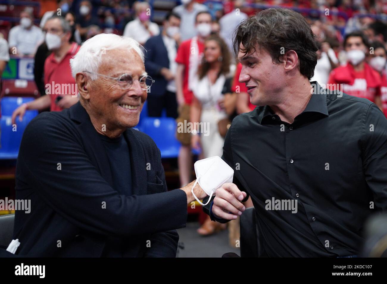 À gauche : Giorgio Armani (propriétaire (AX Armani Exchange Olimpia Milano), à droite : Danilo Gallinari (joueur de la NBA des Hawks d'Atlanta, ancien joueur de Milan d'Olimpia) lors de la finale de la course de championnat de basket-Ball A Serie italienne 3 - AX Armani Exchange Milano vs Virtus Segafredo Bologna on 12 juin 2022 au Forum de Mediolanum à Milan, Italie (photo de Simone Lucarelli/LiveMedia/NurPhoto) Banque D'Images