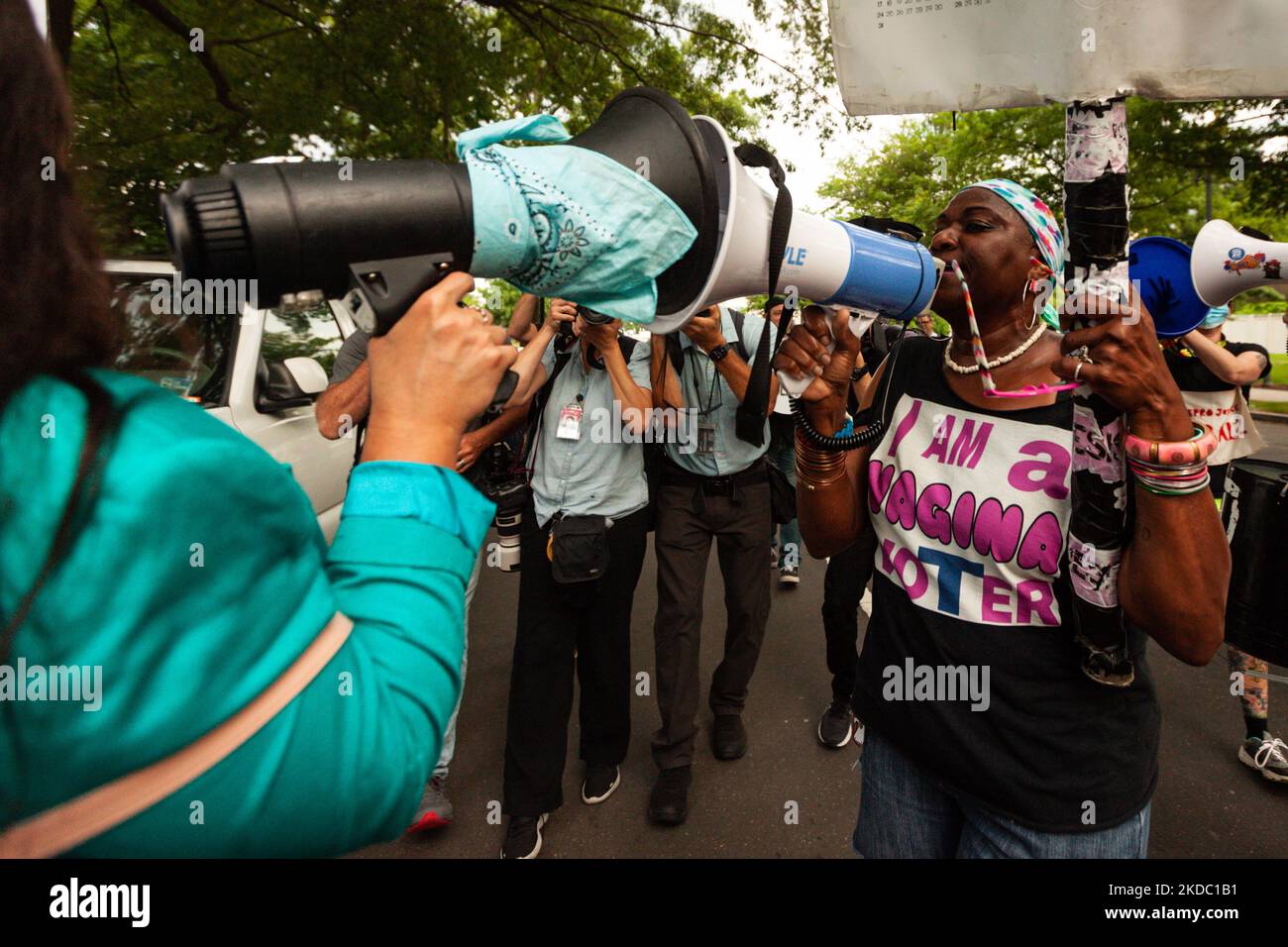 Deux personnes crient l'une contre l'autre avec des cornes de taureaux après que les militants anti-avortement tentent d'empêcher une manifestation pro-choix de marcher vers la Cour suprême. Plusieurs organisations pro-choix ont coordonné l'action pour protester contre l'avis attendu, annulant la décision de la Cour de 1973 qui légalisait l'avortement dans les 50 États. Renverser Roe permettrait à chaque État de promulguer ses propres lois sur la reproduction, et environ la moitié d’entre elles devraient interdire ou restreindre cette pratique dans une certaine mesure. (Photo d'Allison Bailey/NurPhoto) Banque D'Images