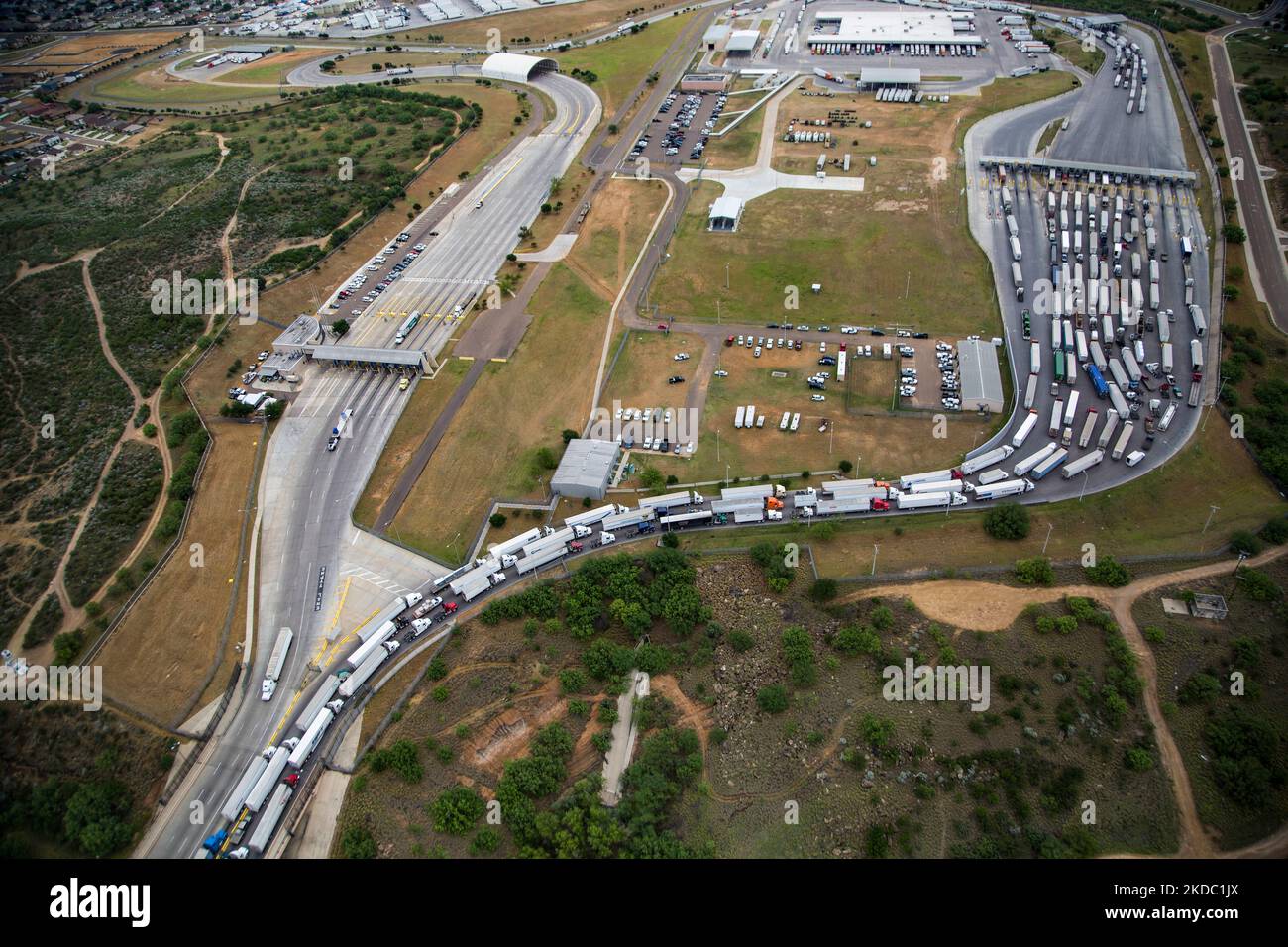 Les douanes et la protection des frontières des États-Unis vérifient les véhicules à l'arrivée aux États-Unis en provenance du Mexique, qui franchissez la rivière Rio Grande Valley au pont international World Trade Crossing de Laredo, au Texas. Le pont est le franchissement routier le plus important de la frontière entre les États-Unis et le Mexique. C'est l'un des 4 ponts internationaux situés dans les villes de Laredo, Texas, et Nuevo Laredo, Tamaulipas, qui relient les États-Unis et le Mexique au-dessus du Rio Grande. Photographe : Donna Burton Banque D'Images