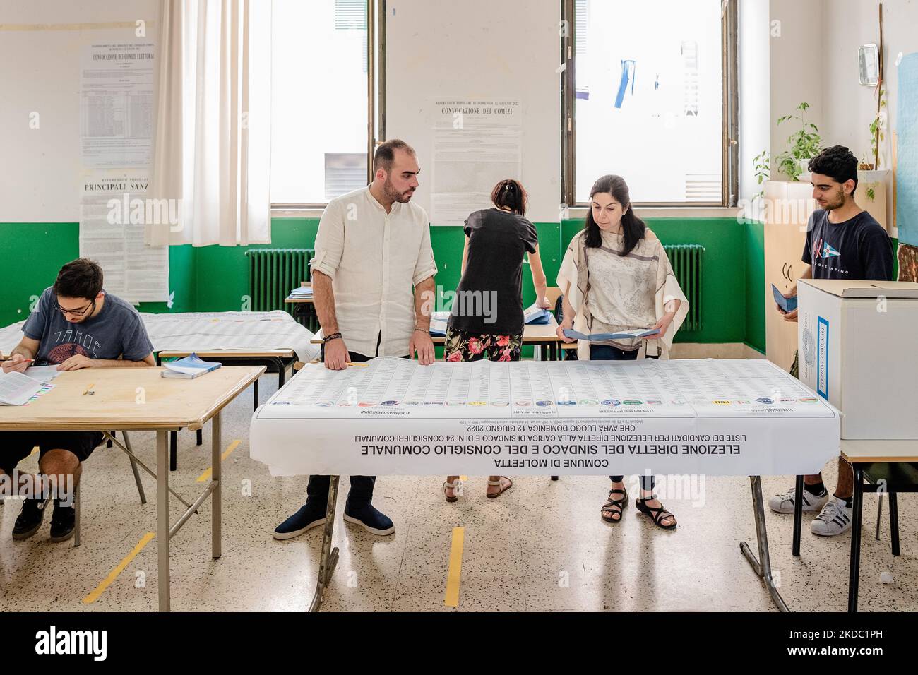 Le président et les scrutateurs lors du dépouillement des élections municipales à Molfetta, à l'école Cesare Battisti, le 13 juin 2022 à Molfetta. Comme lors des précédentes élections régionales et nationales, Molfetta se confirme parmi les feux rouges régionaux pour le nombre de personnes ayant exercé leur droit de vote. Cinquante municipalités des Pouilles ont appelé aux sondages pour le renouvellement des conseils municipaux. Le taux de participation des Pouilles a été de 61,27 %, contre 56,96 % à Molfetta. En détail, 62,52% ont voté dans l'ancienne province de Bari: Onze municipalités ont voté dans leur sondage respectif Banque D'Images