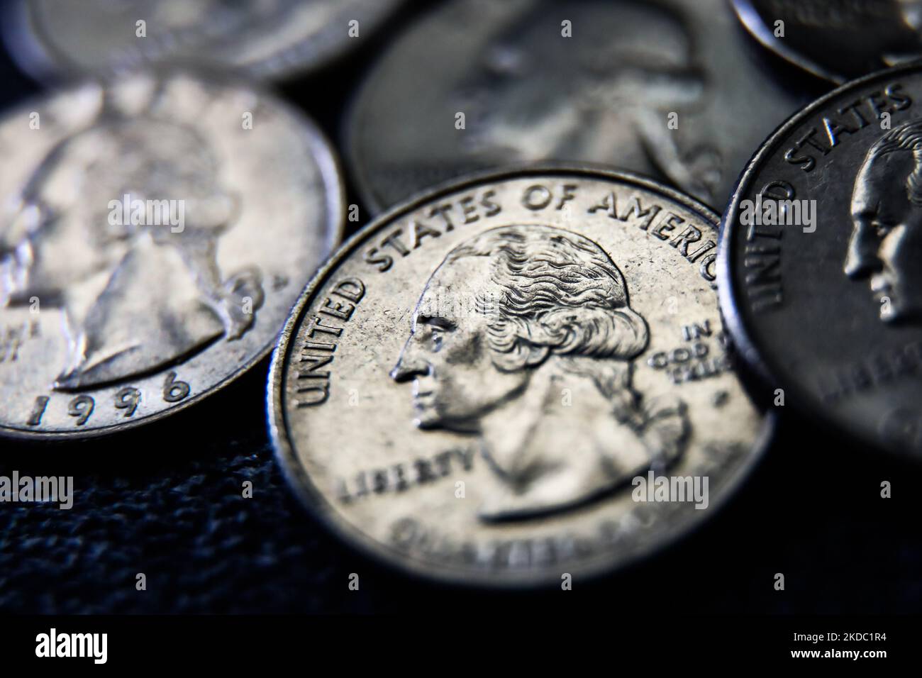 Les pièces de 25 dollars des États-Unis sont vues dans cette illustration photo prise à Cracovie, en Pologne sur 13 juin 2022. (Photo d'illustration par Jakub Porzycki/NurPhoto) Banque D'Images