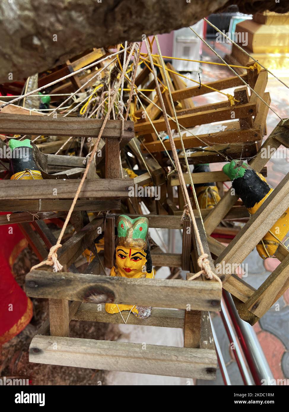 Petits berceaux en bois placés par des familles hindoues priant d'avoir des enfants accrochés sur les branches d'un arbre au temple de Pazhanchira Devi à Thiruvananthapuram (Trivandrum), Kerala, Inde sur 26 mai 2022. Le temple de Sree Pazhanchira Devi est l'un des temples les plus anciens. Le temple a près de 700 ans et est un excellent exemple de Kerala Vasthu Vidya et de son architecture. Cette structure patrimoniale est placée sous la liste des monuments d'importance nationale. (Photo de Creative Touch Imaging Ltd./NurPhoto) Banque D'Images