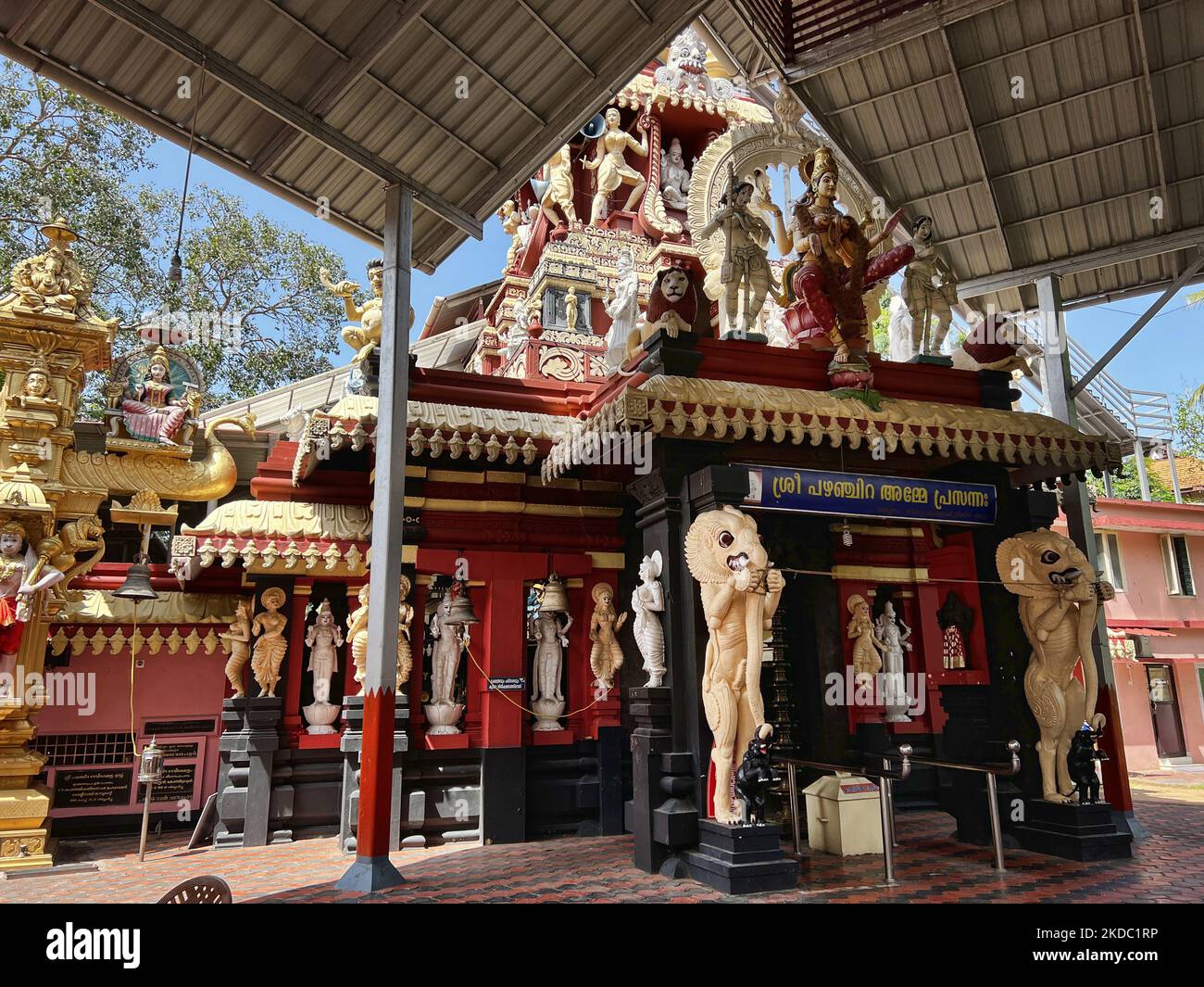 Temple Pazhanchira Devi à Thiruvananthapuram (Trivandrum), Kerala, Inde sur 26 mai 2022. Le temple de Sree Pazhanchira Devi est l'un des temples les plus anciens. Le temple a près de 700 ans et est un excellent exemple de Kerala Vasthu Vidya et de son architecture. Cette structure patrimoniale est placée sous la liste des monuments d'importance nationale. (Photo de Creative Touch Imaging Ltd./NurPhoto) Banque D'Images