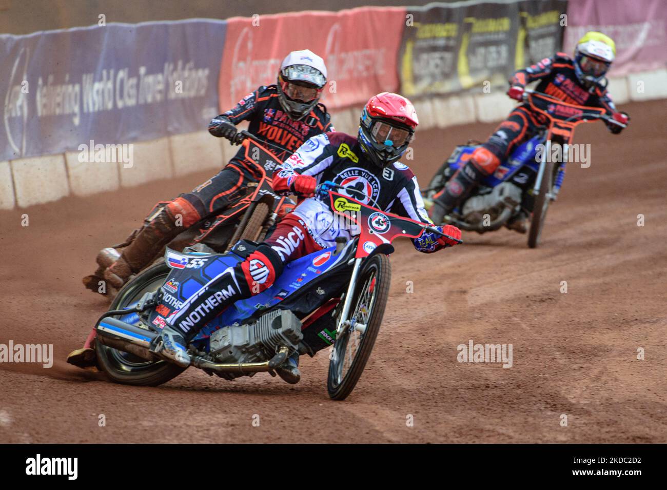 Matej Zagar (rouge) dirige Sam Masters (blanc) et Steve Worrall (jaune) lors du match SGB Premiership entre Belle vue Aces et Wolverhampton Wolves au National Speedway Stadium, Manchester, le lundi 13th juin 2022. (Photo de Ian Charles/MI News/NurPhoto) Banque D'Images