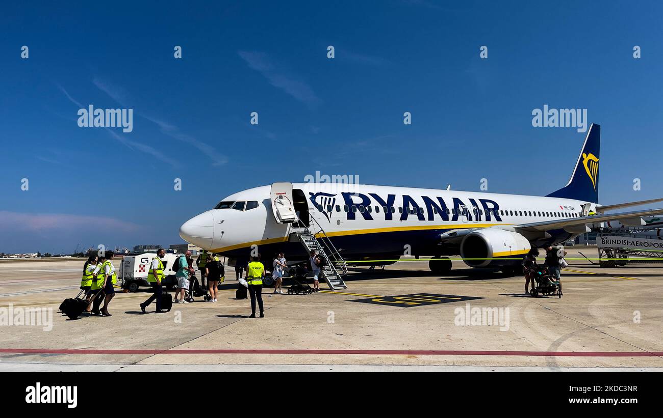 Des gens débarquent d'un Boeing 737-800 de Ryanair à Brindisi, en Italie, sur 14 juin 2022. (Photo de Manuel Romano/NurPhoto) Banque D'Images