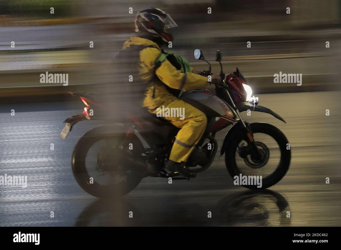 Un motocycliste porte une combinaison pour se protéger de la pluie dans les rues de Mexico, en raison des bandes nuageuses de la tempête tropicale Blas, une zone à faible pression avec potentiel cyclonique située au sud des côtes d'El Salvador, Avec le déplacement de la vague tropicale no 4 et l'entrée abondante d'humidité causée par le creux de Monsoon, qui maintiendra les conditions de fortes pluies dans les zones de Guerrero, Oaxaca, Chiapas et les pluies éparses dans la capitale. (Photo de Gerardo Vieyra/NurPhoto) Banque D'Images