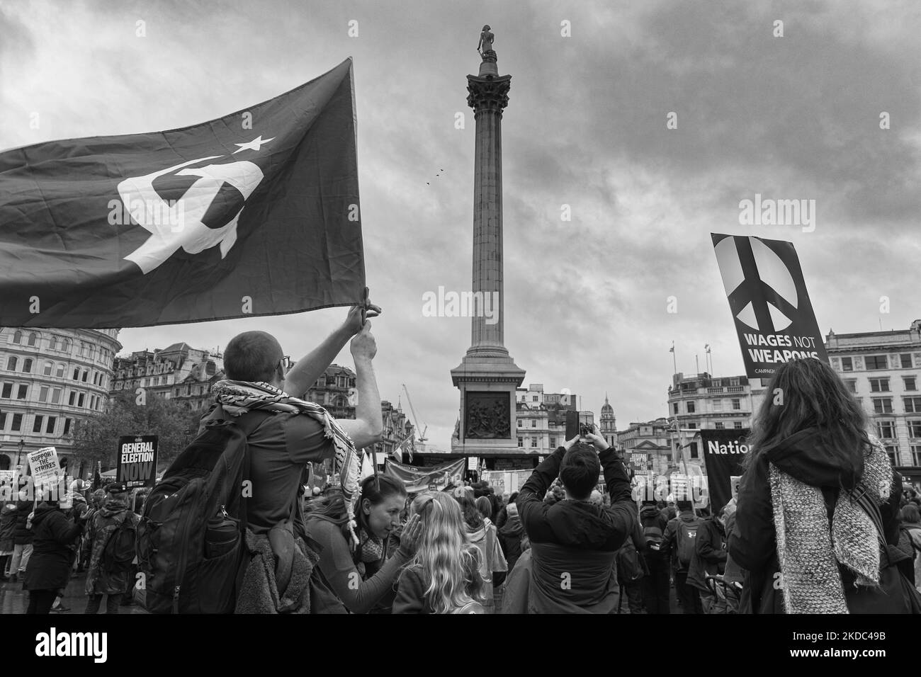 Londres, Royaume-Uni. 5th novembre 2022. Une femme regarde un enfant sous un drapeau communiste lors d'un discours de Jeremy Corbyn. (Tennessee Jones - Alamy Live News) Banque D'Images
