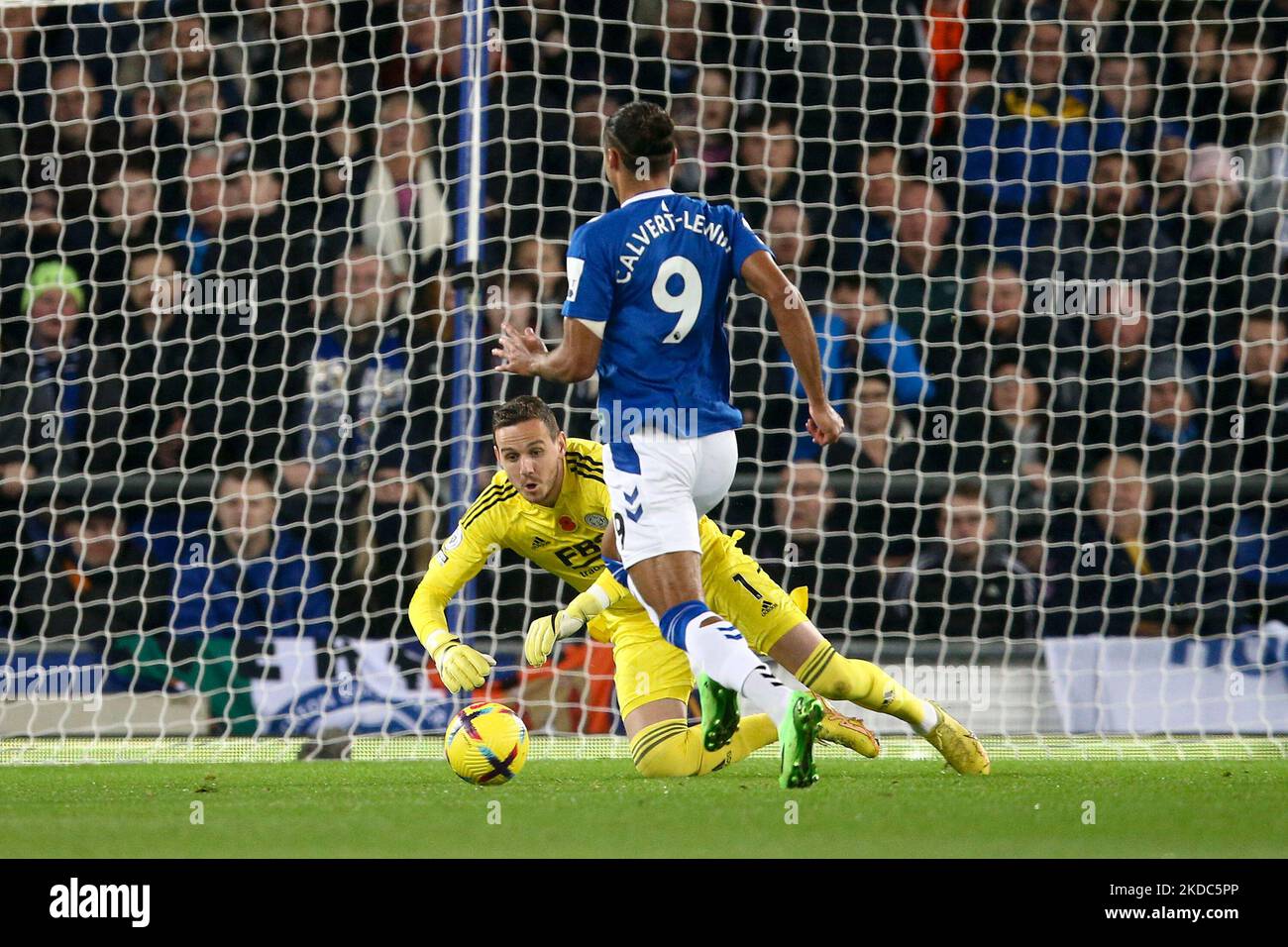 Everton, Royaume-Uni. 05th novembre 2022. Danny Ward, le gardien de Leicester City, sauve aux pieds de Dominic Calvert-Lewin d'Everton. Premier League Match, Everton v Leicester City à Goodison Park à Liverpool le samedi 5th novembre 2022. Cette image ne peut être utilisée qu'à des fins éditoriales. Utilisation éditoriale uniquement, licence requise pour une utilisation commerciale. Aucune utilisation dans les Paris, les jeux ou les publications d'un seul club/ligue/joueur. photo par Chris Stading/Andrew Orchard sports Photography/Alamy Live News crédit: Andrew Orchard sports Photography/Alamy Live News Banque D'Images